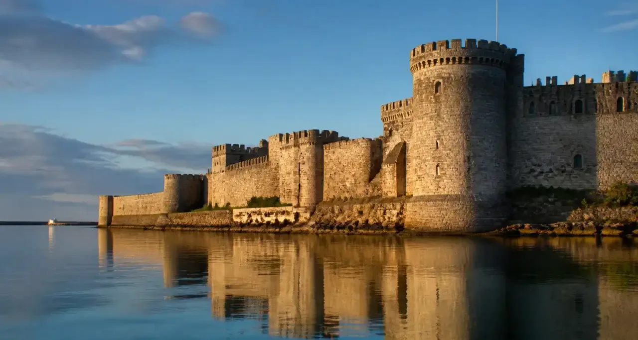 Château de Brest, façade en granit face à la rade