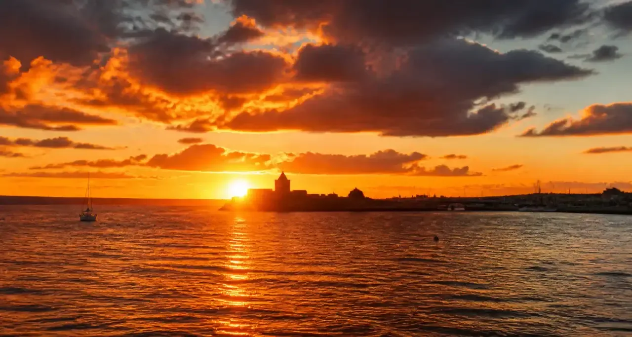 Rade de Brest au coucher du soleil, avec le château en arrière-plan