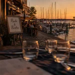 Restaurants port de Brest au bord de la rade, golden hour