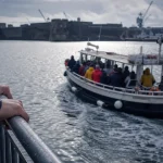 Visiter la rade de Brest en bateau : voilier et passagers dans la rade