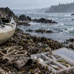 Bon coin de pêche en rade de Brest : kayak et matériel sur la grève