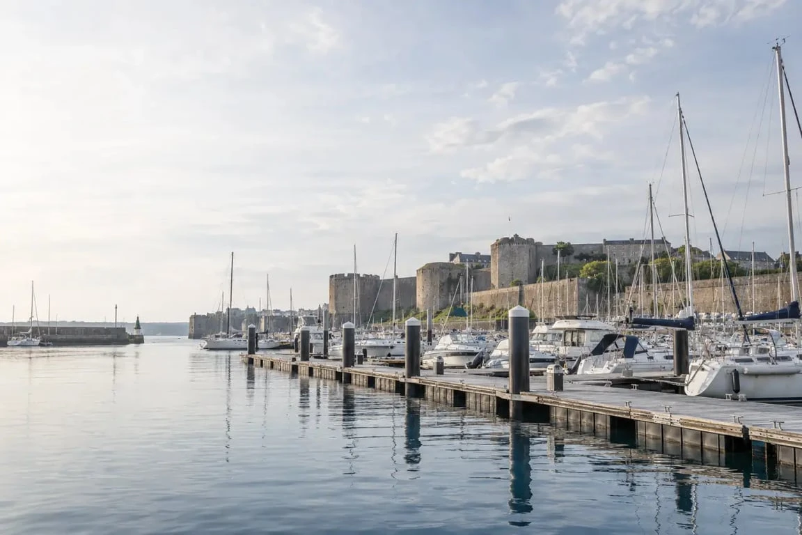 Marina du Château à Brest avec ses pontons et le château en arrière-plan