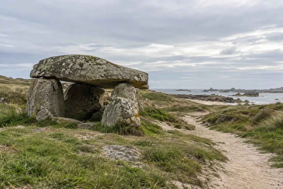 Vestiges néolithiques sur la presqu'île Saint-Laurent à Porspoder