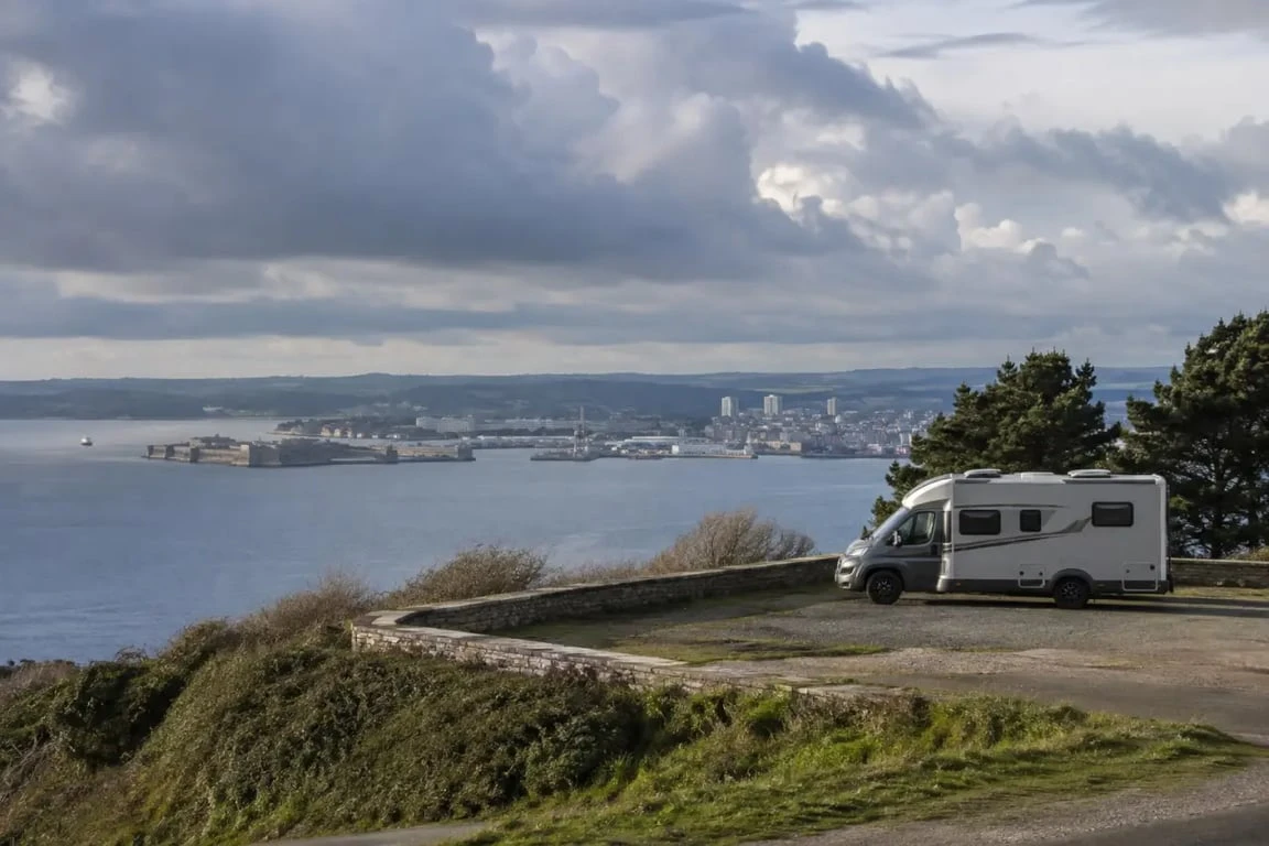 Visiter Brest en camping-car avec vue sur la rade depuis un point de stationnement