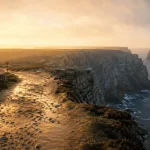 Les plus beaux endroits de la presqu’île de Crozon : chemin côtier vers Pen-Hir au coucher du soleil, Mer d’Iroise