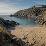 Plage de bertheaume à Plougonvelin : sable fin et fort en arrière-plan
