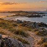 Presqu'île Saint-Laurent : phare du Four, plages et rochers au coucher du soleil