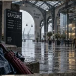Que visiter à Brest quand il pleut : entrée des Ateliers des Capucins, parapluie et sol mouillé