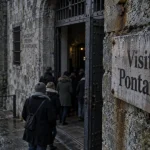 Visite prison Pontaniou Brest, façade de l’ancienne prison et porte entrouverte