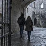 Visiter pontaniou Brest : couple dans la cour de l’ancienne prison