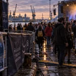 Jeudis du port brest : foule sur le port de commerce et spectacles de rue